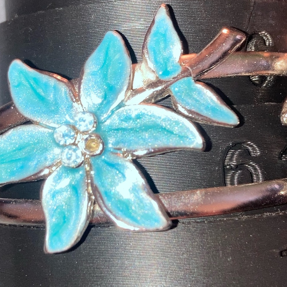 Turquoise Floral Silver Tone Braclet - Blue Flower Design - Picture 5 of 6